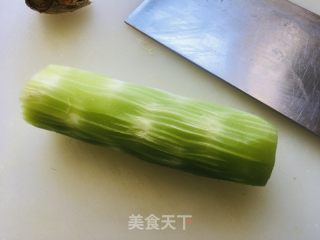 青笋过油肉的做法步骤：1