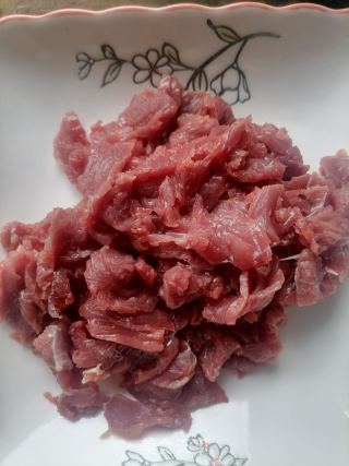 蒜苔炒牛肉的做法步骤：1