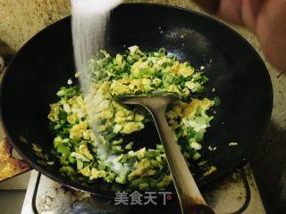 鸡蛋蒜苔炒二米饭的做法步骤：6