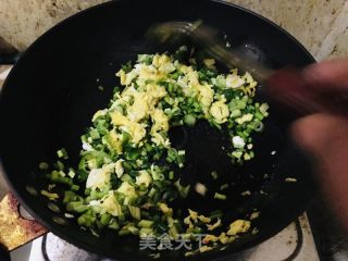 鸡蛋蒜苔炒二米饭的做法步骤：5