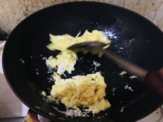 鸡蛋蒜苔炒二米饭的做法步骤：4