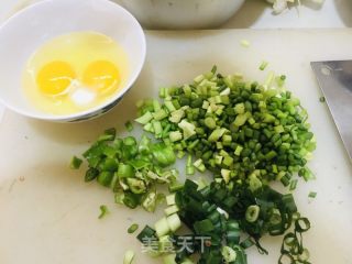 鸡蛋蒜苔炒二米饭的做法步骤：2