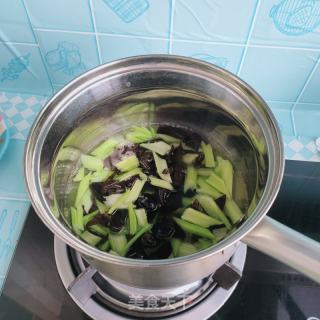 虾仁芹菜的做法步骤：2