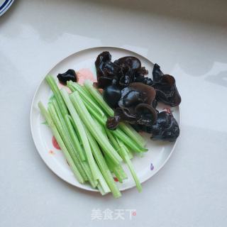 虾仁芹菜的做法步骤：1