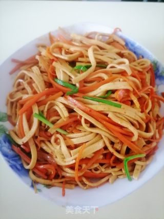 胡萝卜炒豆皮的做法步骤：6