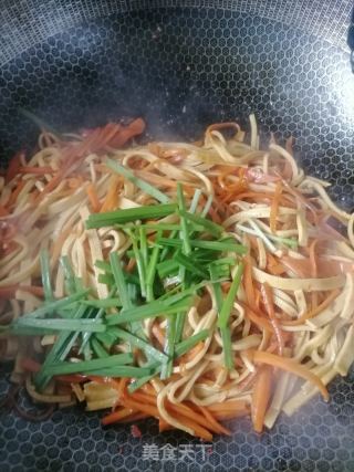 胡萝卜炒豆皮的做法步骤：5