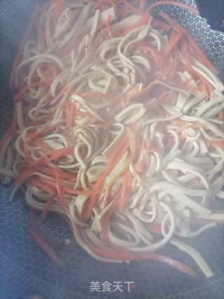 胡萝卜炒豆皮的做法步骤：4
