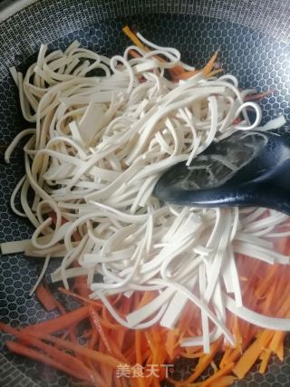 胡萝卜炒豆皮的做法步骤：3