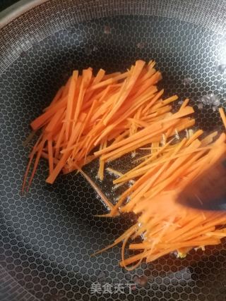 胡萝卜炒豆皮的做法步骤：2