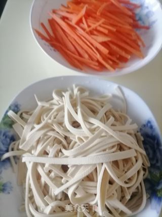 胡萝卜炒豆皮的做法步骤：1