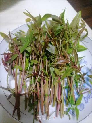 炸香椿芽的做法步骤：1