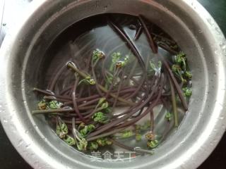 蕨菜炒腊肉的做法步骤：3