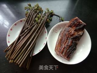 蕨菜炒腊肉的做法步骤：1