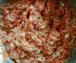 烫面猪肉胡萝卜馅蒸饺的做法步骤：7