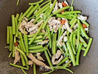茼蒿杆炒肉丝的做法步骤：7
