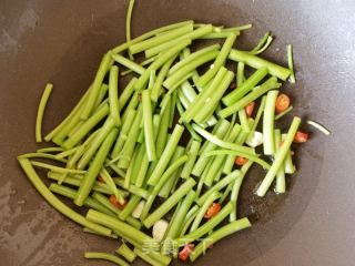 茼蒿杆炒肉丝的做法步骤：5