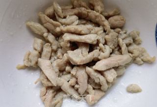 茼蒿杆炒肉丝的做法步骤：3