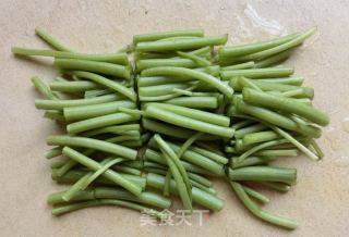 茼蒿杆炒肉丝的做法步骤：2