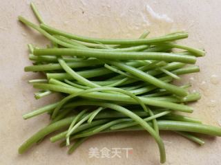 茼蒿杆炒肉丝的做法步骤：1