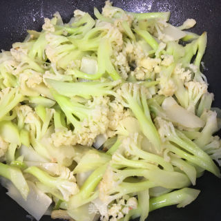 油渣炒有机花菜的做法步骤：7