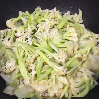 油渣炒有机花菜的做法步骤：6