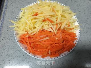胡萝卜土豆丝的做法步骤：2