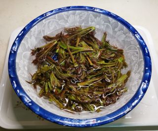香椿炒鹅蛋的做法步骤：2