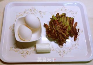 香椿炒鹅蛋的做法步骤：1