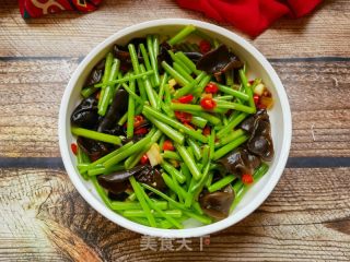 茼蒿杆炒木耳的做法步骤：11