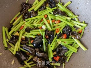 茼蒿杆炒木耳的做法步骤：9