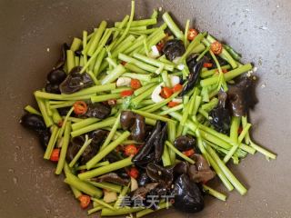 茼蒿杆炒木耳的做法步骤：7