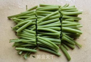 茼蒿杆炒木耳的做法步骤：2