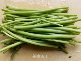 茼蒿杆炒木耳的做法步骤：1