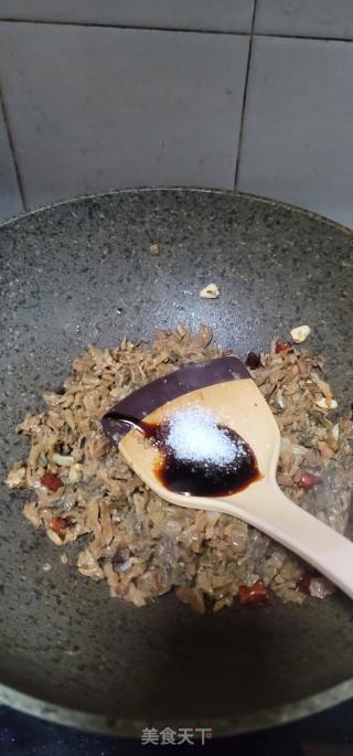 五花肉炒咸菜的做法步骤：5