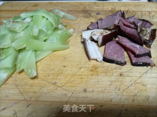青笋炒腊肉的做法步骤：1