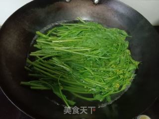 腊肉炒野辣菜的做法步骤：2