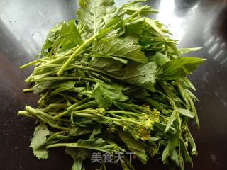 腊肉炒野辣菜的做法步骤：1