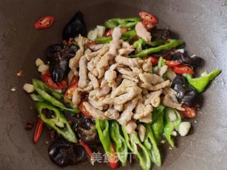 螺丝椒木耳炒肉丝的做法步骤：10