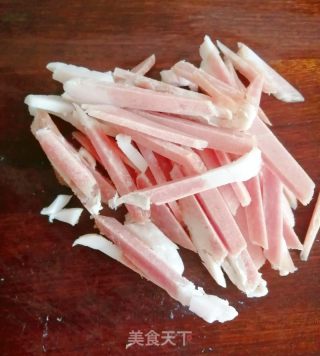 肉炒蒜苔胡萝卜的做法步骤：2