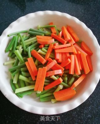 肉炒蒜苔胡萝卜的做法步骤：1