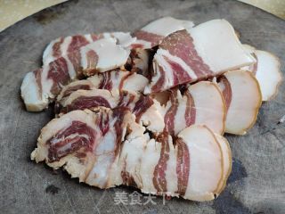 咸肉蒸春笋的做法步骤：1