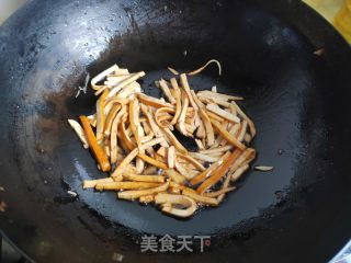 莴笋炒豆干的做法步骤：4