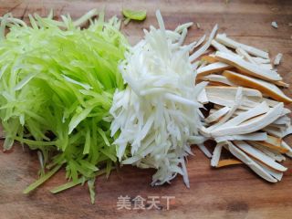 莴笋炒豆干的做法步骤：3