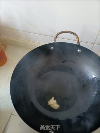 红椒炒蒜苔的做法步骤：2