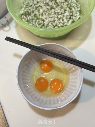 槐树花炒鸡蛋的做法步骤：2