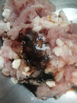 青椒酿肉的做法步骤：1