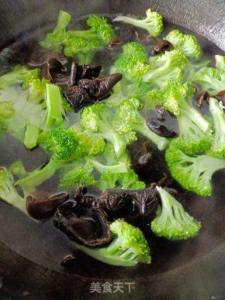 小炒西兰花的做法步骤：3