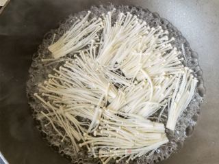小米椒香菜拌金针菇的做法步骤：2
