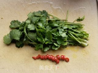 小米椒香菜拌金针菇的做法步骤：1