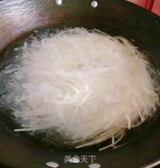 酸辣面的做法步骤：3